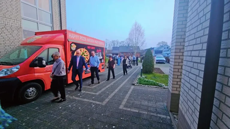 Mobile Pizzawagen bei Event, Menschen genießen frische Pizza.